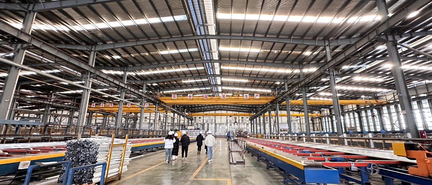 Nave de extrusion de perfileria en China