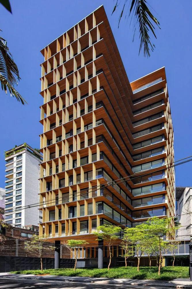 Edificio residencial con parasoles y panos de gran luz