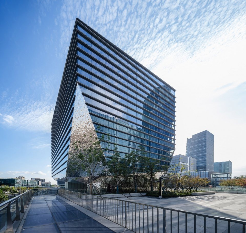 Edificio corporativo con fachada vidriada